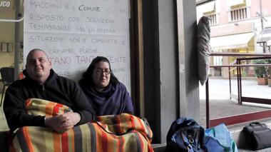 Sfrattati e senza lavoro, dormono su un materasso sotto al Comune