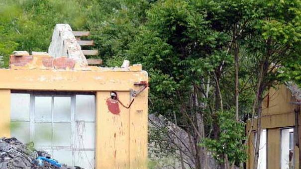 Una zona abbandonata con amianto a cielo aperto