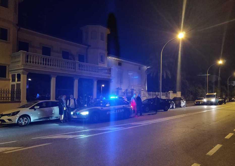 Finisce contro le auto in sosta