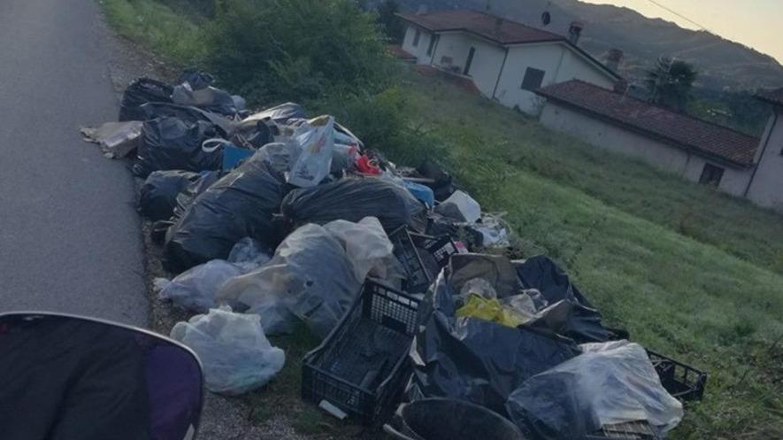 Sacchi abbandonati in strada