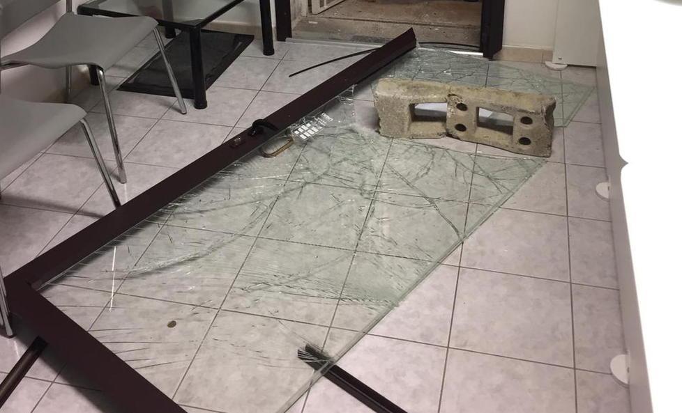 Abbattono la porta con un masso e rubano soldi e valori bollati