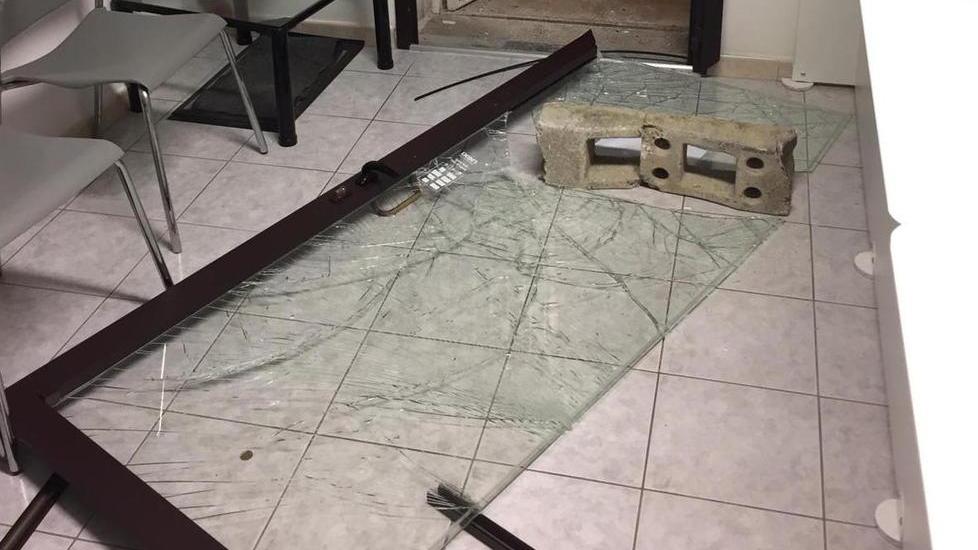 Abbattono la porta con un masso e rubano soldi e valori bollati