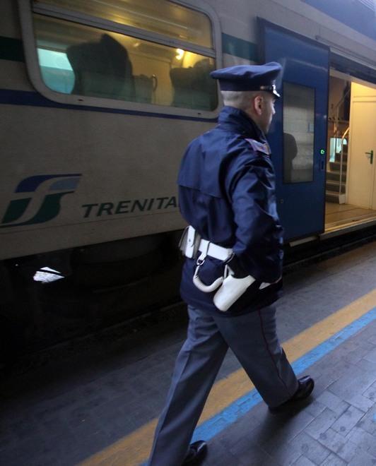 Trova portafogli con 220 euro e lo consegna alla polizia 
