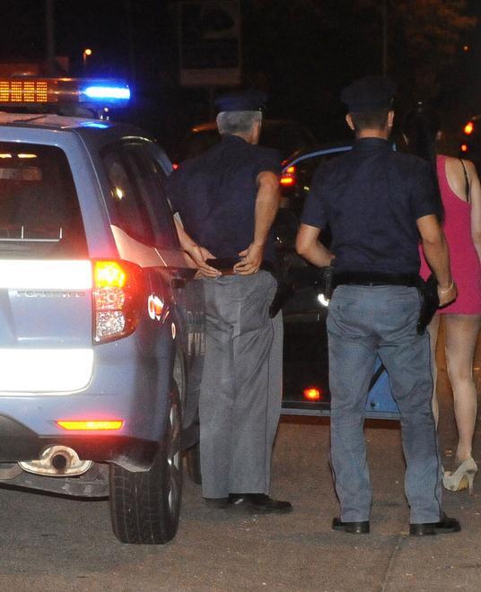Accompagna prostituta a Cella, arrestato per favoreggiamento 