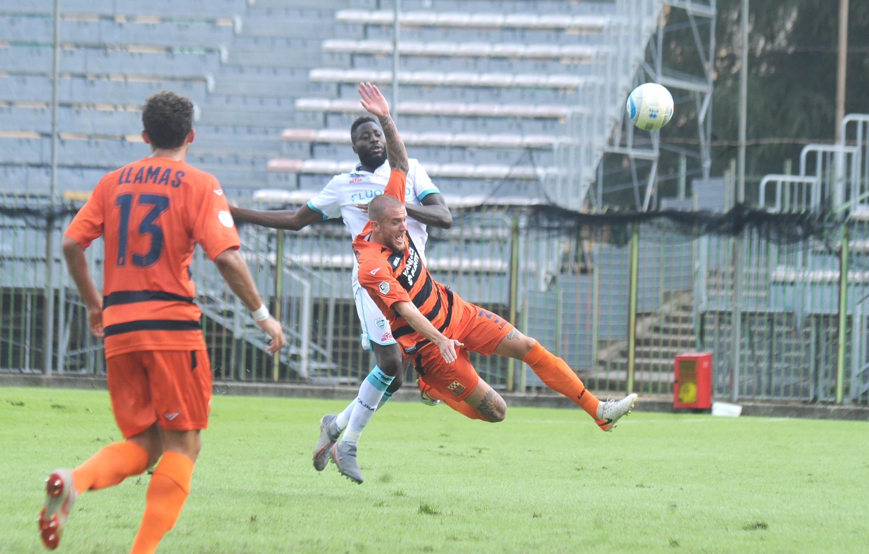 un contrasto di gioco in Pistoiese-Olbia 2-1 (Foto Gori)