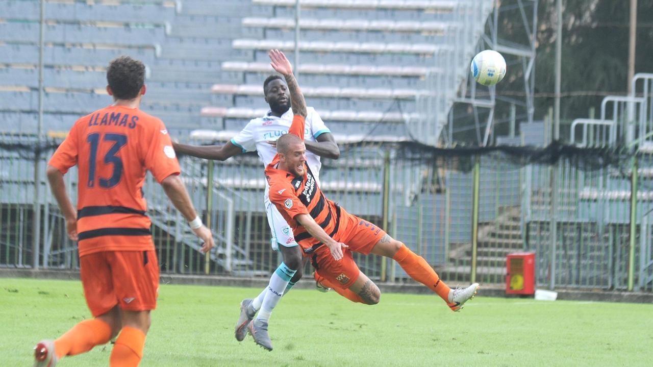 un contrasto di gioco in Pistoiese-Olbia 2-1 (Foto Gori)