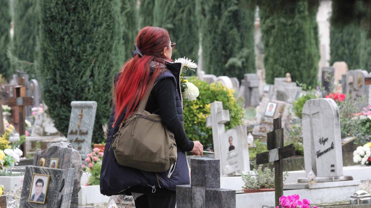 Una visitatrice al cimitero di Chiesanuova il primo novembre dello scorso anno (foto Batavia)