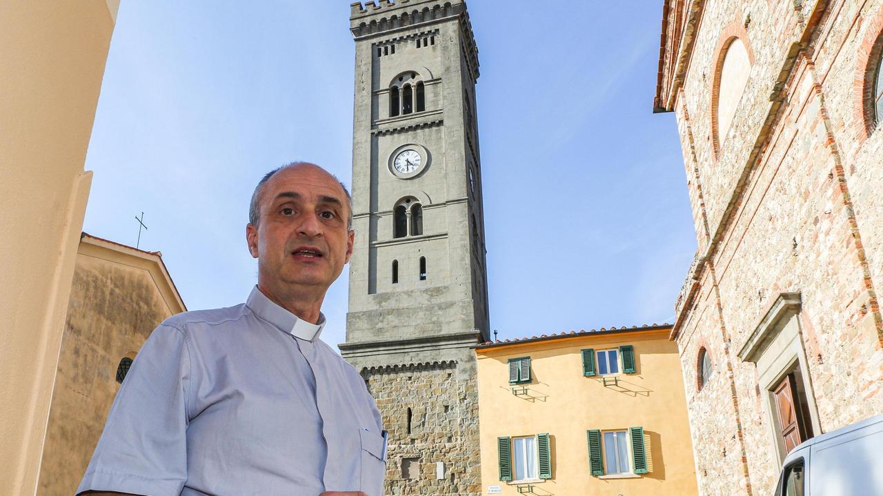 Don Alberto parroco di Pieve a Nievole davanti al campanile della chiesa danneggiato da un fulmine il 24 agosto 2019 (foto Paolo Nucci)