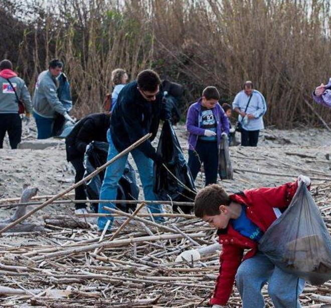 Gli studenti puliscono Bocca di Serchio