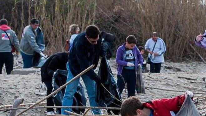 Gli studenti puliscono Bocca di Serchio