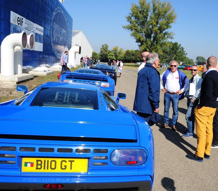 Campogalliano, «Il futuro della Bugatti sarà il metano liquido» Più di due ore di coda per l’autografo di Artioli 