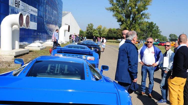 Campogalliano, «Il futuro della Bugatti sarà il metano liquido» Più di due ore di coda per l’autografo di Artioli
