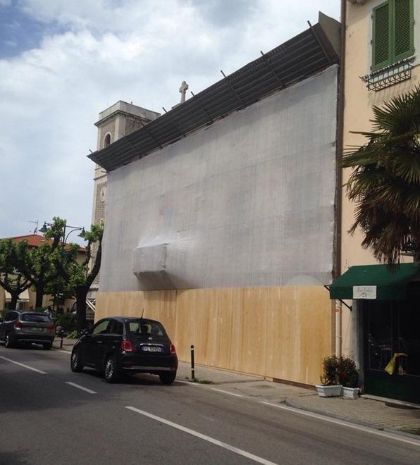 Appello del parroco al Comune «Acquisti il palazzo fatiscente» 