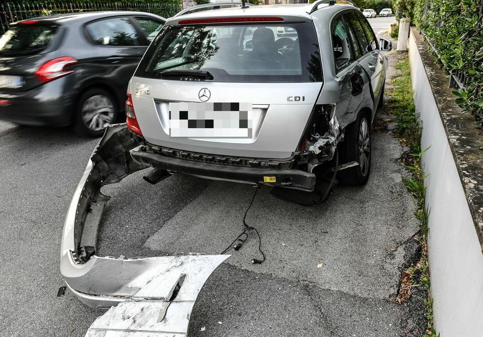Grave giovane agente della polstrada che in moto si schianta contro un’auto 
