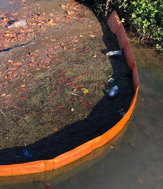 Reti giganti nei fossi per raccogliere l’immondizia in acqua