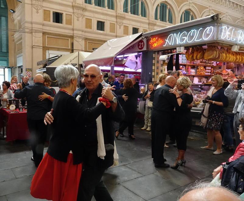 Il Mercato premia le eccellenze livornesi tra figuranti storici ed eclettici ballerini
