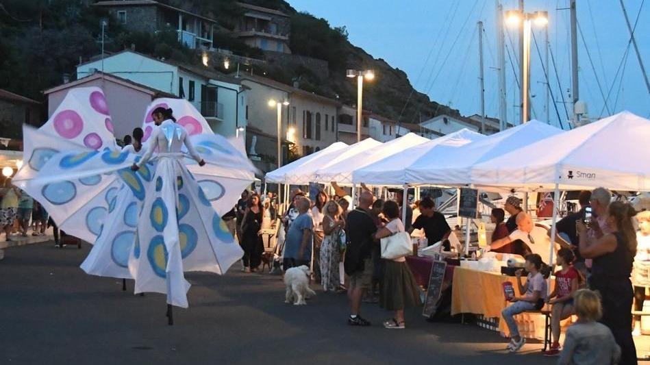 Magie, piatti tipici, sorrisi e tanta gente A Capraia la festa di “FinEstate” fa il bòtto