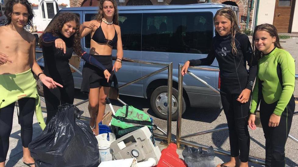 E un esercito di studenti in vacanza-studio pulisce le spiagge dai rifiuti
