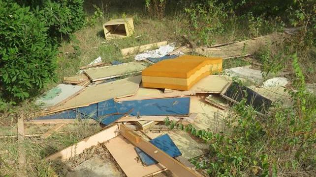 Percorso di 300 metri a Gamberaia disseminato di discariche abusive Legambiente denuncia