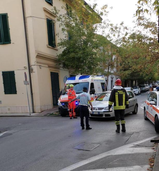 Fiamme al quarto piano intrappolata una famiglia 