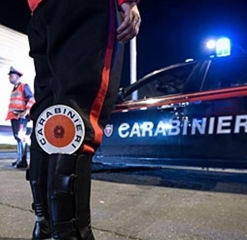 Spaccia con la bimba in auto: arrestato 