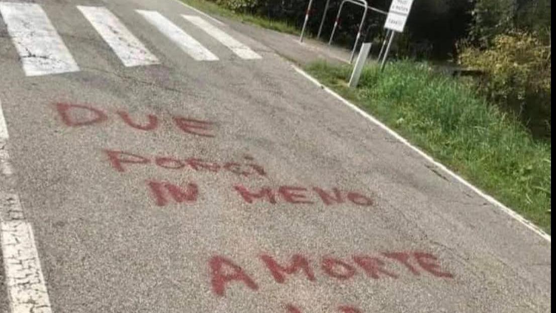 Medolla. Scritte vergognose per la morte dei poliziotti di Trieste