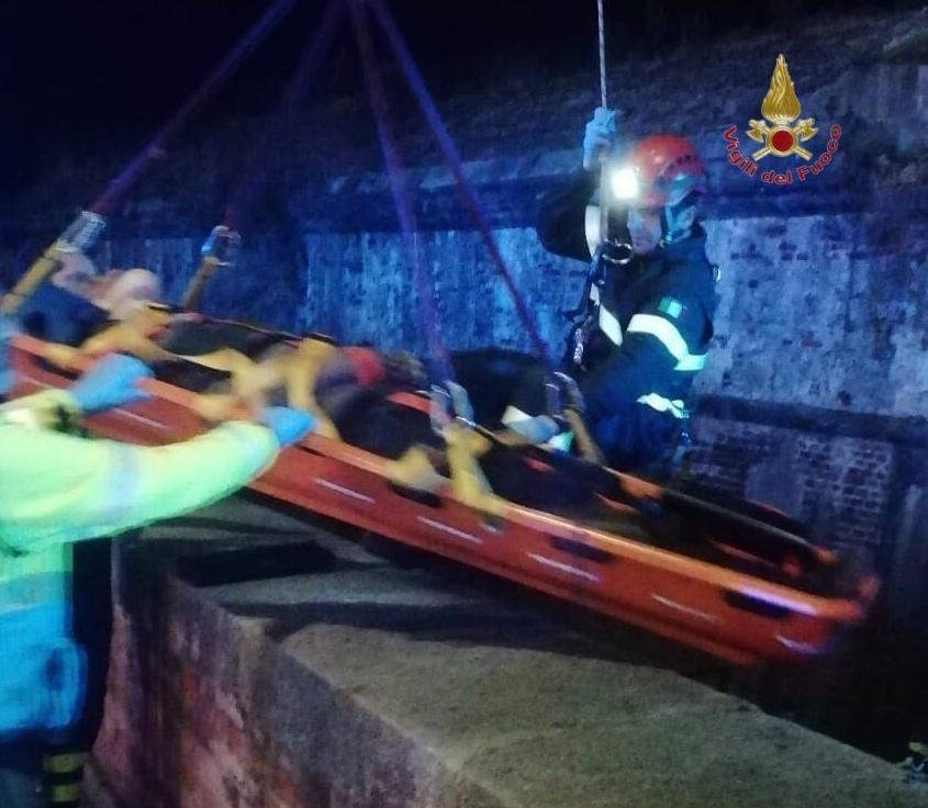 Il recupero dell'uomo caduto nella notte in zona Giardino Scotto
