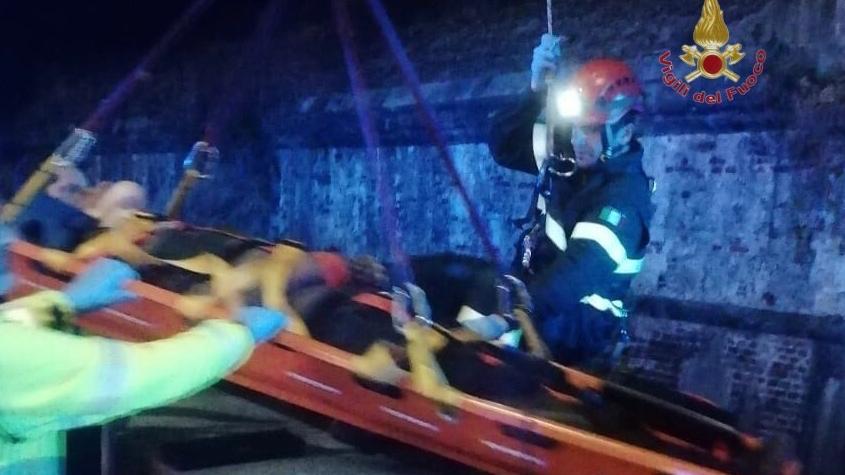 Il recupero dell'uomo caduto nella notte in zona Giardino Scotto
