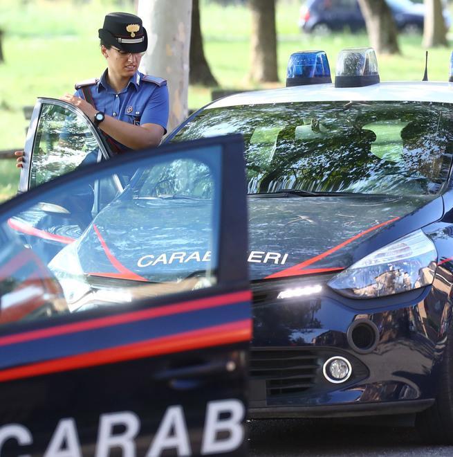 Si mette al volante dopo aver bevuto e poi centra una macchina all’incrocio 