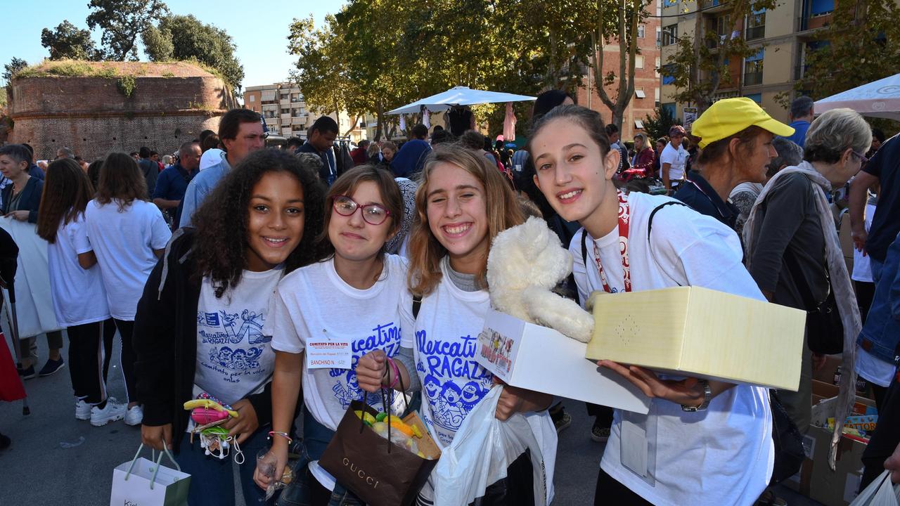 Giovanissime in azione al Mercatino dei ragazzi 2019 per raccogliere fondi per il Comitato per la vita (foto Agenzia Bf)
