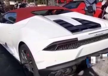 Il rombo delle auto di lusso nel quartiere degli yacht 