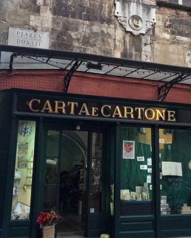 Le insegne storiche quasi scomparse nel centro storico che perde identità