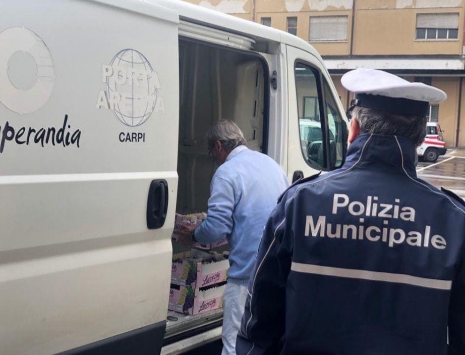 Carpi, la Polizia locale multa per più di 5 mila euro un venditore abusivo 