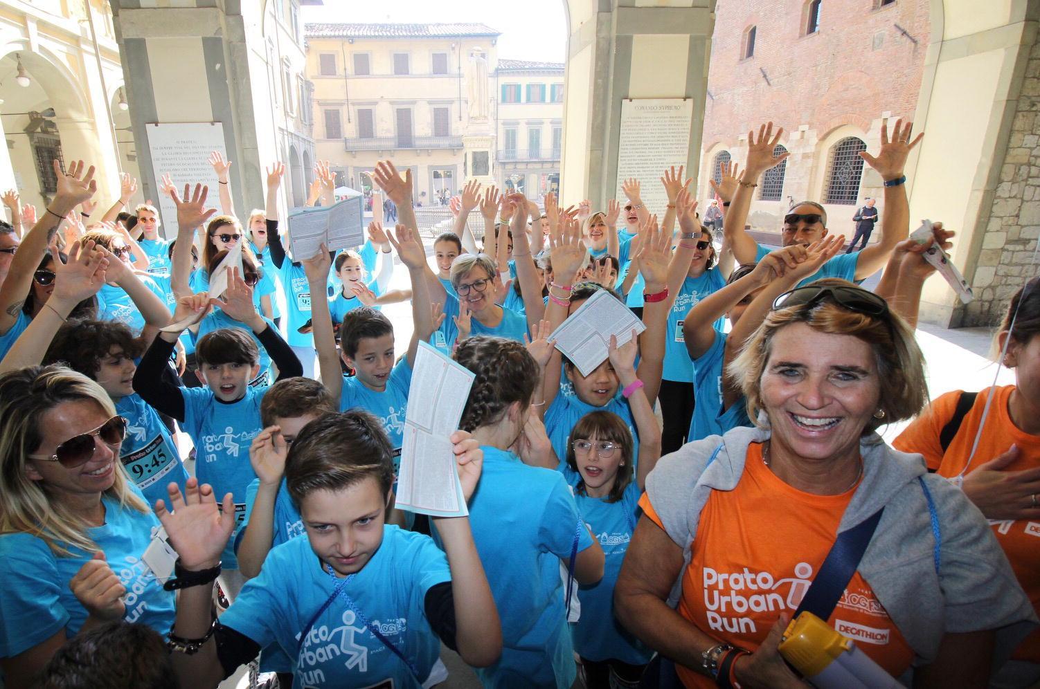 I partecipanti alla Urban Run all’ingresso del Comune (foto Batavia)