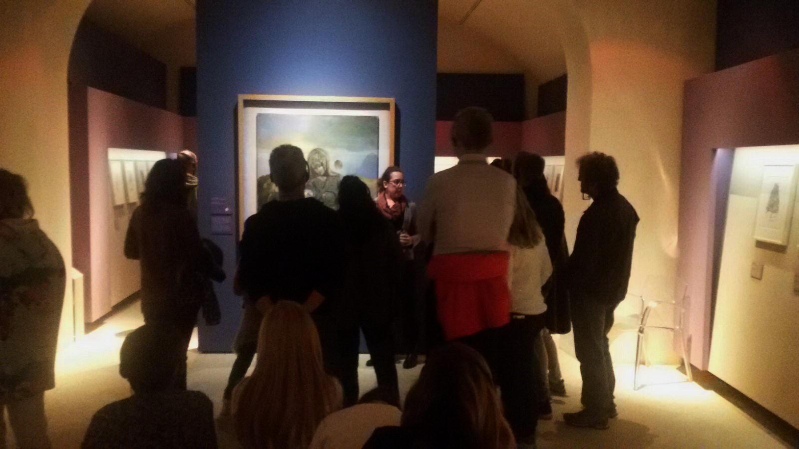 Un gruppo di visitatori in una delle sale di Palazzo Blu