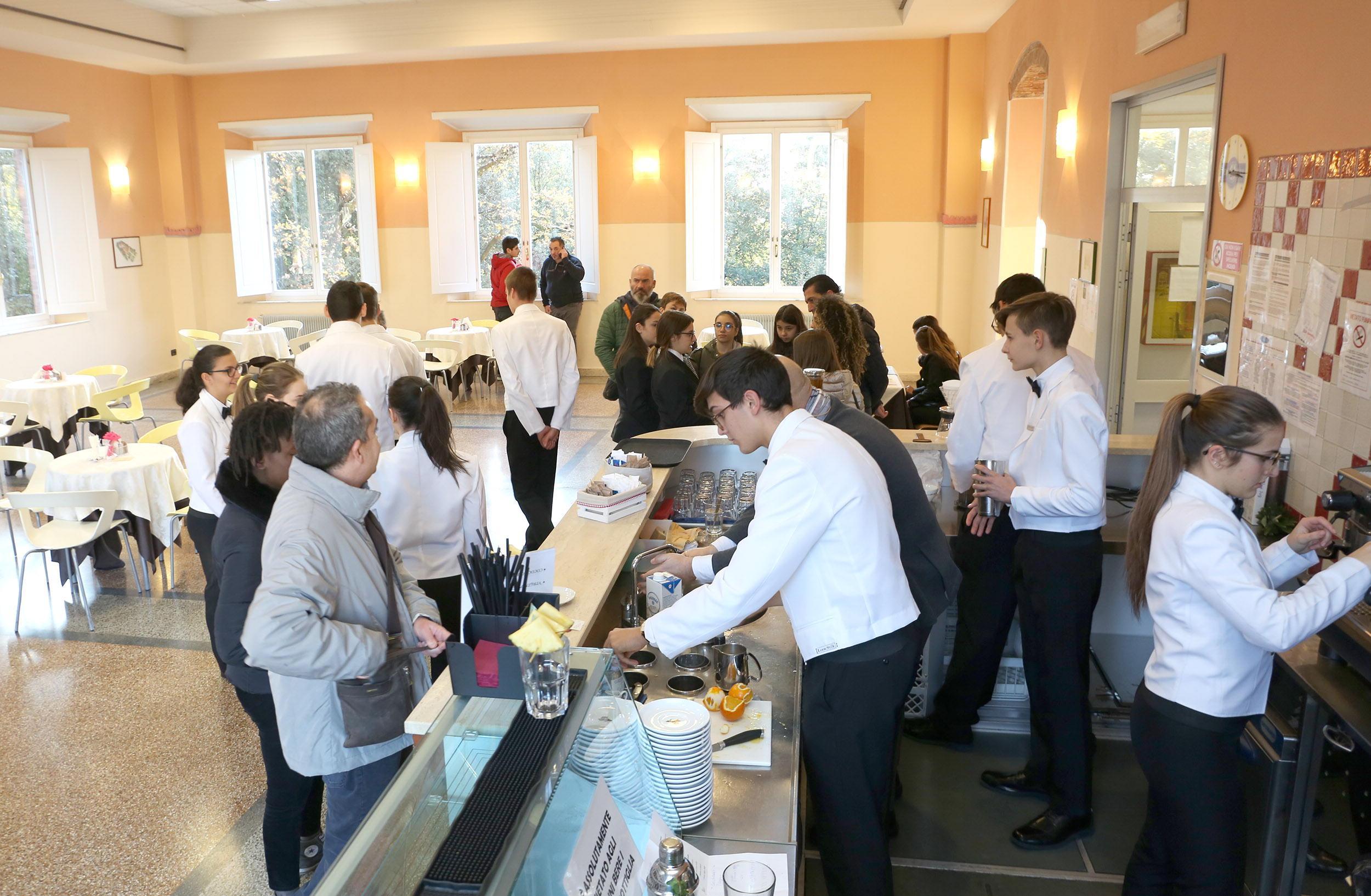Gli studenti dell’Alberghiero durante uno dei tradizionali open day nella sede della Querceta