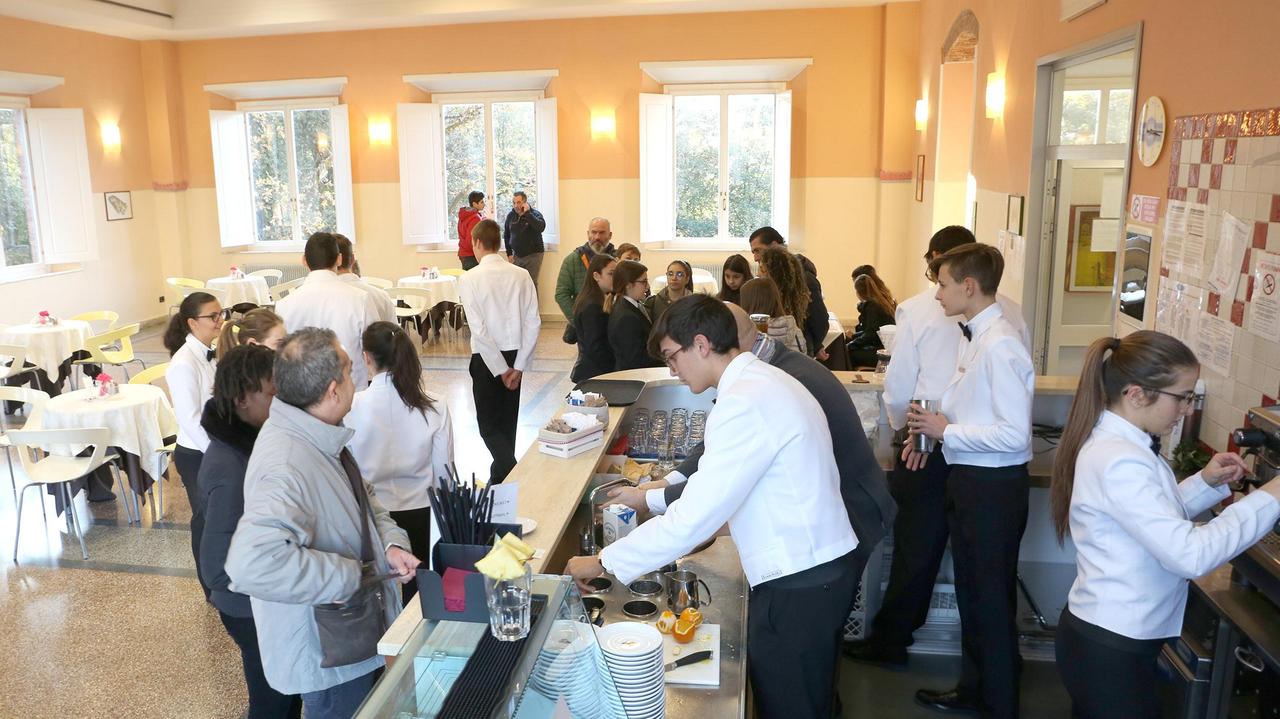 Gli studenti dell’Alberghiero durante uno dei tradizionali open day nella sede della Querceta