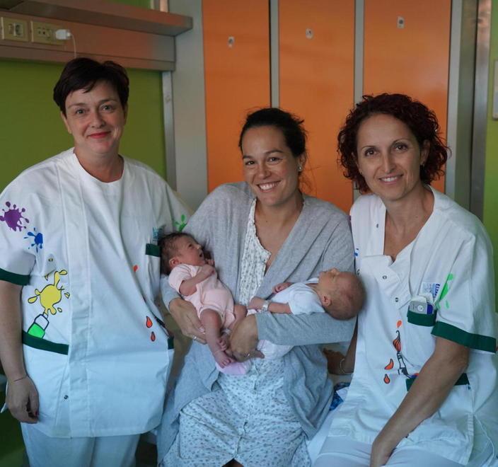 La mamma Ana con le gemelle nate giovedì e già dimesse dall’ospedale Lotti