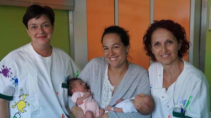 La mamma Ana con le gemelle nate giovedì e già dimesse dall’ospedale Lotti