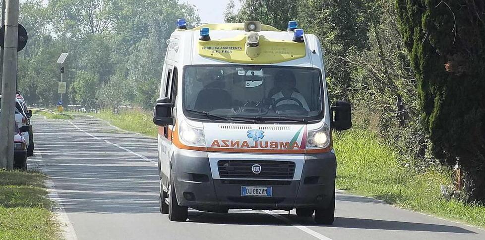  Finisce sotto le ruote di un camion in sosta Ferito un ragazzo 