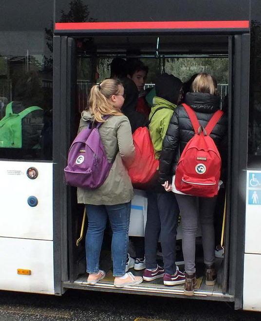 Studenti stipati o fatti scendere È polemica sui bus scolastici 