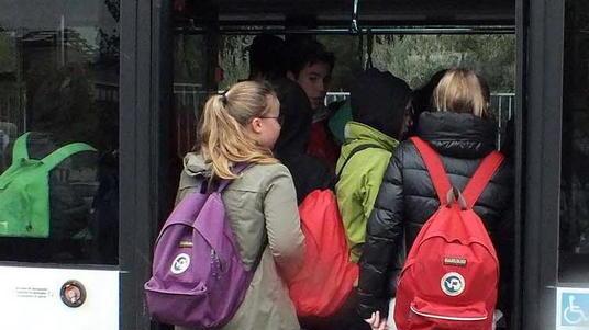 Studenti stipati o fatti scendere È polemica sui bus scolastici
