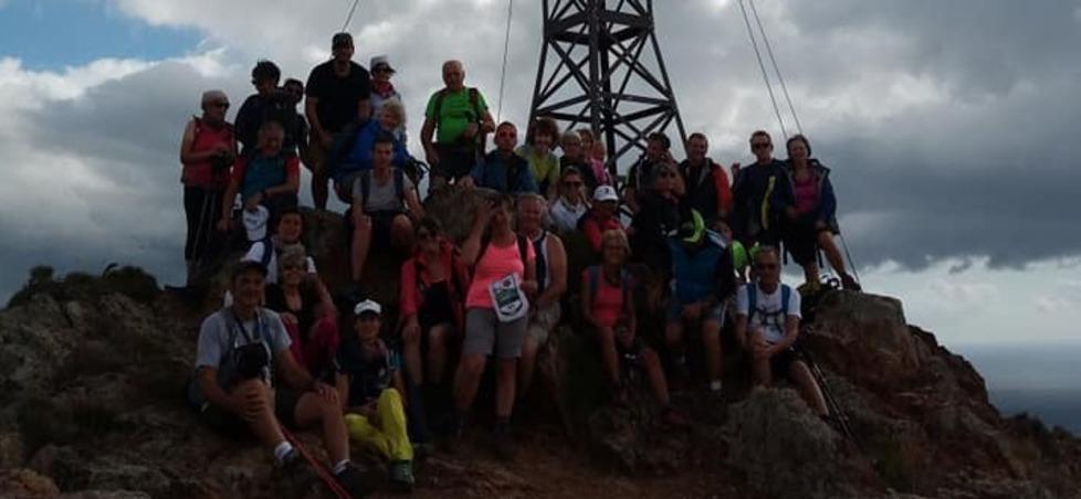 Il blitz in montagna per dare la benedizione alla nuova croce di ferro 