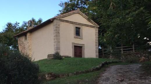 Don Gianni dice messa nella storica chiesina fra i castagni del Noceto