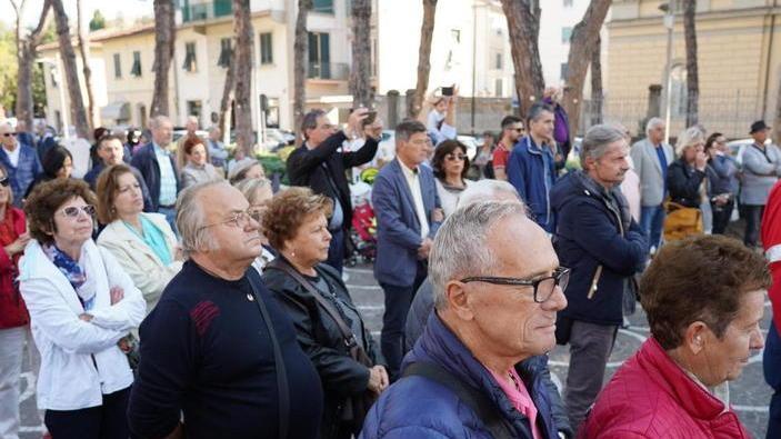 I bersaglieri invadono il centro di Pontedera in nome del gemellaggio che unisce tre fanfare