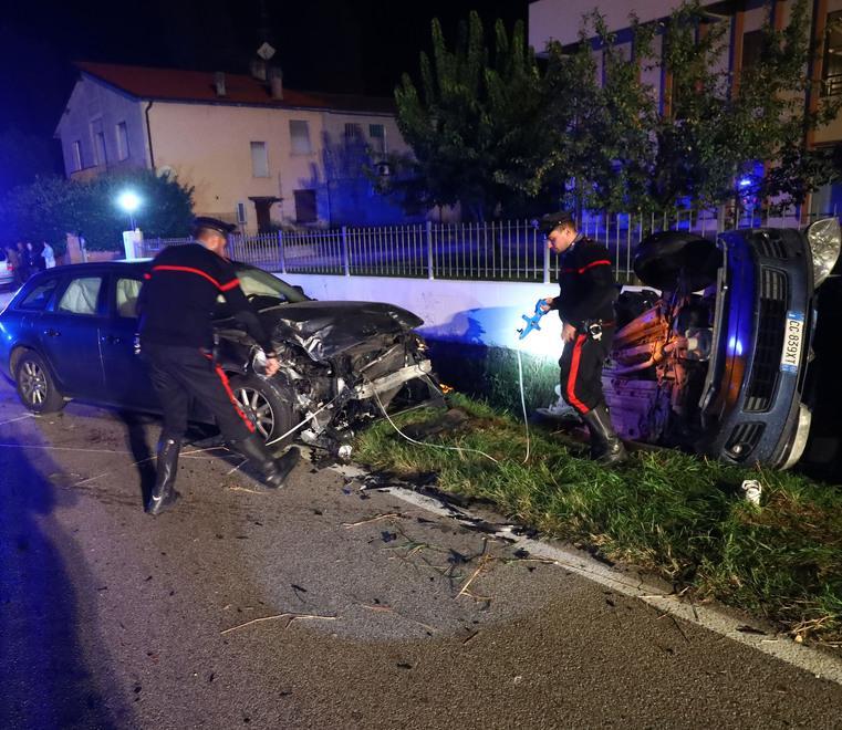 Violento scontro tra auto nella notte Gravissimo un ragazzo di 22 anni 