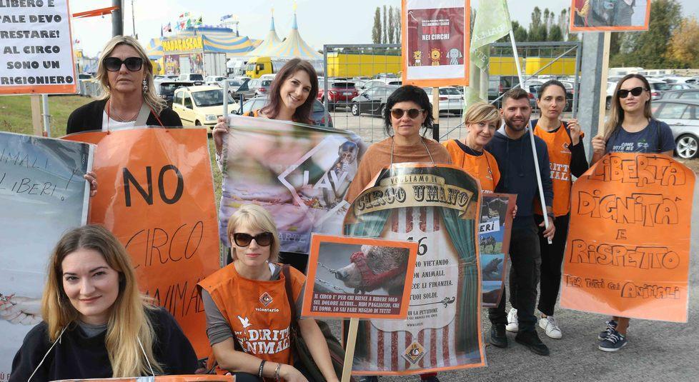 La Lav davanti al circo Orfei