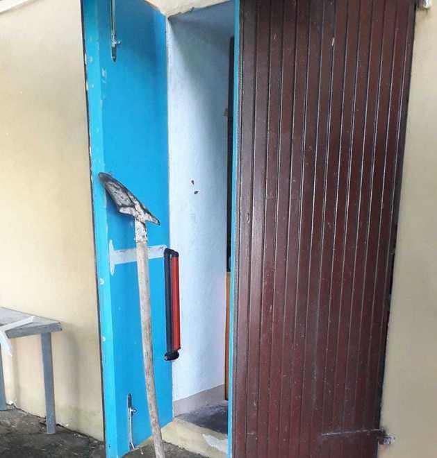 Ladri in chiesa: con un pala spaccano la porta 