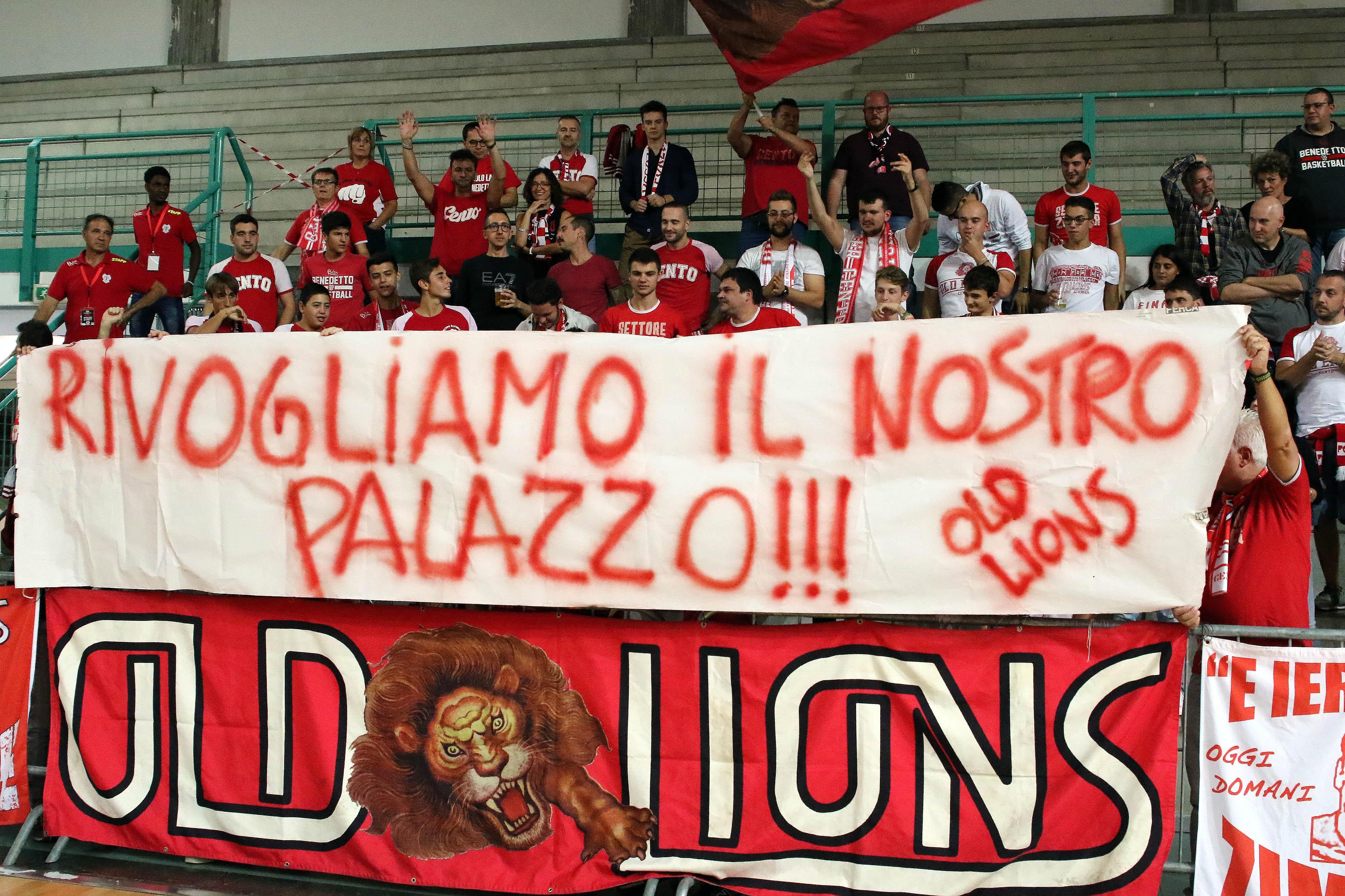 Lo striscione esposto domenica scorsa dagli Old Lions