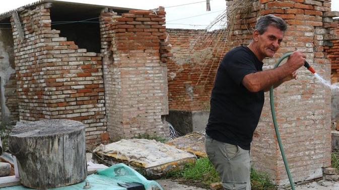 Gianni Giuriolo è costretto a lavarsi con l'acqua del pozzo
